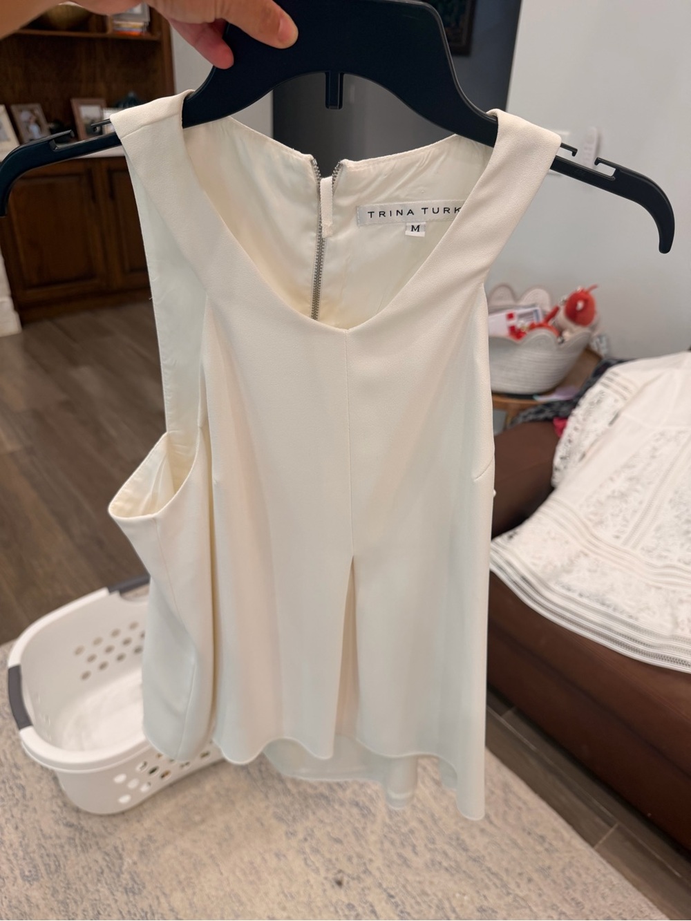 Trina Turk Ivory V-Neck Sleeveless Camisole